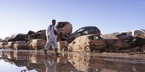 Ανδρας περπατά στις λάσπες στην Ισπανία