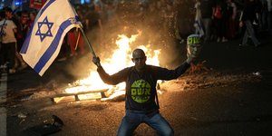 Ισραηλινός διαδηλωτής διαμαρτύρεται για την απόφαση Νετανιάχου να καρατομήσει τον Γκάλαντ