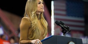 Η Τζένιφερ Λόπεζ σε προεκλογική συγκέντρωση της Κάμαλα Χάρις