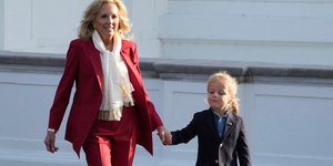 H Πρώτη Κυρία των ΗΠΑ Τζιλ Μπάιντεν με τον εγγονό της Μπο Μπάιντεν τζούνιορ