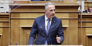 Ο Σταύρος Καλαφάτης στη βουλή