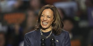 Η Κάμαλα Χάρις σε ομιλία με μπλε κοστούμι