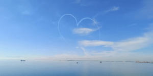 Θεσσαλονίκη: Εντυπωσιακοί σχηματισμοί στον καταγάλανο ουρανό, από Αιγύπτιους πιλότους