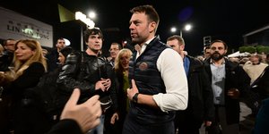 Ο Στέφανος Κασσελάκης έξω από το Γκάζι Live