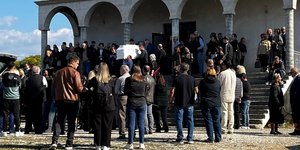Σπαραγμός στην κηδεία του 20χρονου στο Αγρίνιο