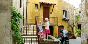 Νεαρά κορίτσια εξερευνούν τη διάσημη ιταλική πόλη Pitigliano