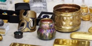 Κάποια από τα αντικείμενα που έκρυψε στα σεντούκια για το κυνήγι θησαυρού 