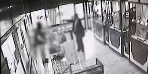 Ο 44χρονος με προτεταμένο το όπλο σε ληστεία που διέπραξε σε κοσμηματοπωλείο