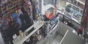Η στιγμή που οι τρεις δράστες εισβάλουν στο ψιλικατζίδικο στην Σταυρούπολη Θεσσαλονίκης