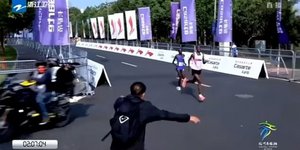 Μαραθωνοδρόμος στην Κίνα έχασε την πρώτη θέση για έναν απίστευτο λόγο