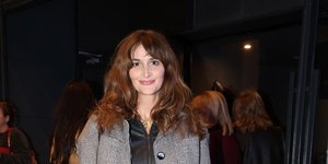 Η Μαρία Κωνσταντάκη με γκρι blazer και leather τζάκετ