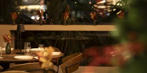 τραπέζι καρέκλα φυτά Striggla Βόρεια Προάστια Αθήνα γαστροταβέρνα