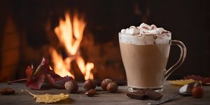 Ζεστή σοκολάτα με marshmellows μπροστά από το τζάκι