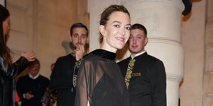 BOVARY Μάρτα Ορτέγκα: Οι 3 στιλιστικές συμβουλές της σοφιστικέ κληρονόμου των Zara για εκθαμβωτικά looks τα Χριστούγεννα