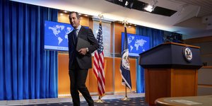 Ο Μάθιου Μίλερ αποχωρεί από την αίθουσα τύπου του Στέιτ Ντιπάρτμεντ