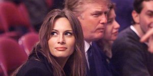 Μελάνια Τραμπ: Η δραματική αλλαγή στο στιλ της από την πρώτη εμφάνιση με τον Ντόναλ Τραμπ