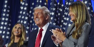 μελανια χειροκροτει τραμπ 