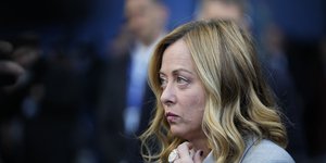 Η Τζόρτζια Μελόνι μπροστά από μικρόφωνο