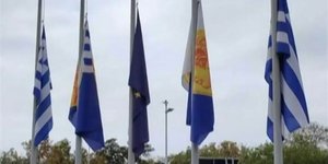 Μεσίστιες οι σημαίες στο δημαρχείο Θεσσαλονίκης για τον θάνατο του Γιάννη Μπουτάρη