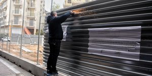 Απομακρύνεται μέρος της περίφραξης του εργοταξίου για το Μετρό, στα Εξάρχεια