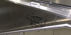 Έβαψαν με σπρέι τον σταθμό του μετρό Θεσσαλονίκης 