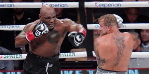 Ο Μάικ Τάισον στον αγώνα του εναντίον του Τζέικ Πολ