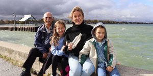 Η Μακένζι Βαν Άικ με τα δύο της παιδιά και τον προηγούμενο διευθυντή του σχολείου της