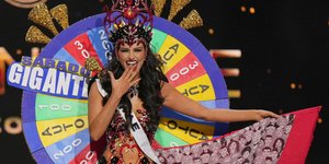 Η Μις Νικαράγουα ντύθηκε σαν τροχός ρουλέτας στο διαγωνισμό ομορφιάς Μις Υφήλιος 