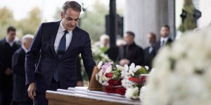 Ο Κυριάκος Μητσοτάκης αποθέτει ένα λουλούδι στο φέρετρο του Γ. Μπουτάρη 