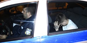 Η Ειρήνη Μουρτζούκου μέσα σε περιπολικό