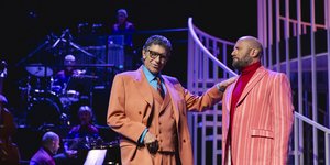 Γιάννης Μπέζος πορτοκαλι κοστούμι