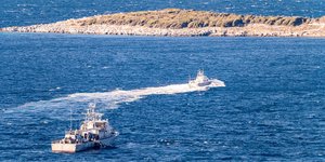 Σκάφη του Λιμενικού σπεύδουν να περισυλλέξουν ναυαγούς από τη Σάμο