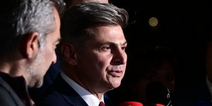 Ο Νικόλας Φαραντούρης μιλάει σε δημοσιογράφους