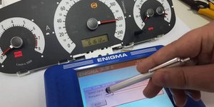 Συσκευή παραποίησης του χιλιομετρητή στο αυτοκίνητο 