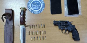 Το όπλο και το μαχαίρι που βρέθηκε πάνω στον 30χρονο γυναικτόνο