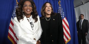 Aπό αριστερά, η Όπρα Γουίνφρεϊ με την Κάμαλα Χάρις