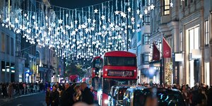 Φωταγωγήθηκε η Oxford street στο Λονδίνο