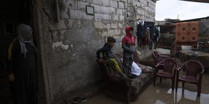 παιδια πανω σε καναπε λασπες 