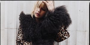 Αυτό το μικρό brand με 4 εργαζόμενους που φτιάχνει παλτό έχει κατακτήσει τη μόδα -Το φορούν όλα τα it girls