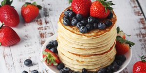 Σπιτικά pancakes με maple σιρόπι, φράουλες και βατόμουρα