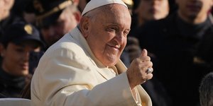 Παπας Φραγκίσκος σημα νικης