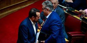 Παππάς και Κουτσούμπας στη Βουλή