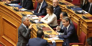 Το βιβλίο του για τα ΜΜΕ έκανε δώρο ο Ν. Παππάς στον Κ. Μητσοτάκη