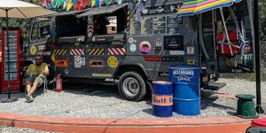 Ο Θοδωρής Παστουρματζής με την καντίνα του 