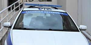 Περιπολικό μεταφέρει την Μουρτζούκου στην Ευελπίδων