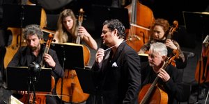 Γιώργος Πέτρου διευθύνει την Καμεράτα Ορχήστρα 