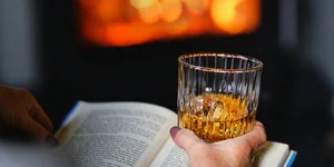 Βιβλίο τζάκι φωτιά ουίσκι χειμώνας διάβασμα