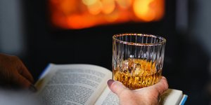Βιβλίο τζάκι φωτιά ουίσκι χειμώνας διάβασμα