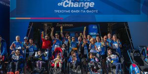 Τα μέλη της Stoiximan Wheels of Change ποζάρουν με τα μετάλλιά τους μετά τον τερματισμό.