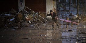 Γυναίκα σε πλημμυρισμένο δρόμο της Κροατίας